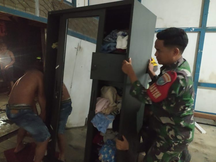 Anggota Koramil 1206-06/Putussibau Utara Bantu Padamkan Kebakaran di Pasar Merdeka Putussibau