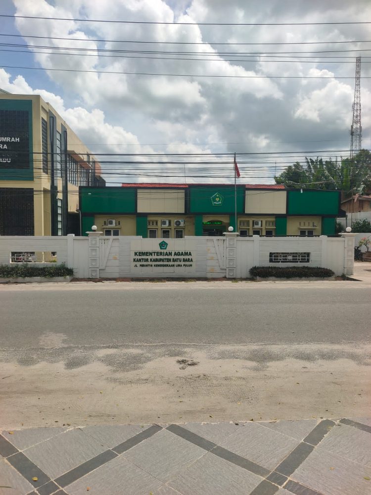 Humas Kemenag Batu Bara Diduga Tidak Disiplin, Terpantau Duduk di Kafe Saat Jam Dinas