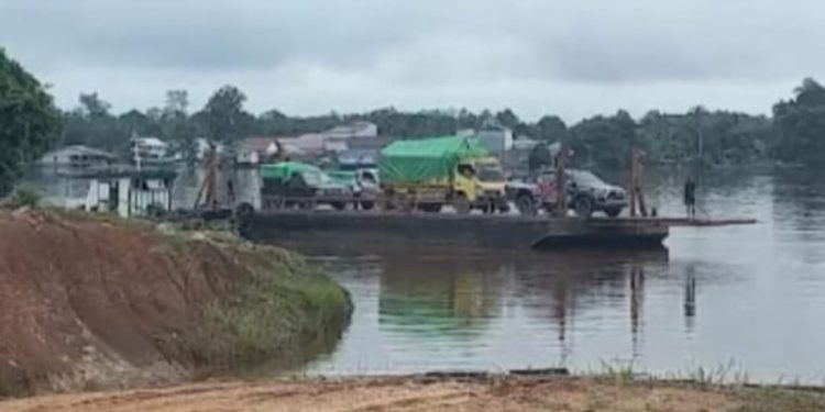 Waduh! Ponton Penyeberangan Kapuas Tanjung Sekadau Diduga Operasi Tanpa Izin Sandar Dermaga