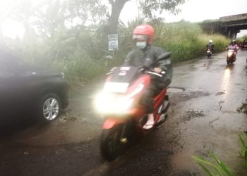 Pengemudi Motor Terpental Menerjang Lubang Jalanan Tegalgondo Janti