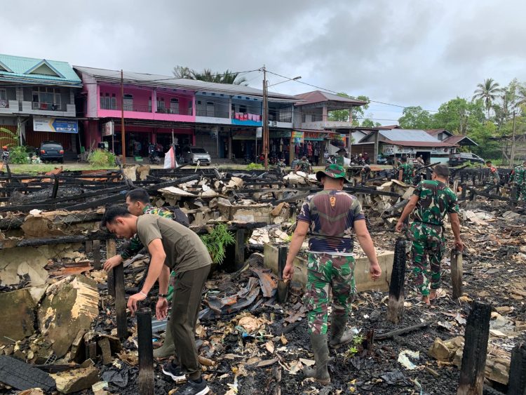 GERAKAN INDONESIA ASRI, Kodim 1206/Putussibau Bersama Forkopimda Laksanakan Jum’at Bersih di Sekitaran Putussibau Kota