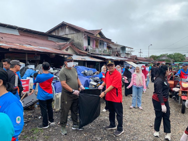 GERAKAN INDONESIA ASRI, Kodim 1206/Putussibau Bersama Forkopimda Laksanakan Jum’at Bersih di Sekitaran Putussibau Kota
