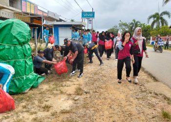 Ciptakan Lingkungan Bersih Dari Sampah” Koramil Silat Hilir Bersama Stakeholder Kecamatan Silat Hilir Laksanakan Pembersihan Sampah Di Sekitaran Desa Miau Merah