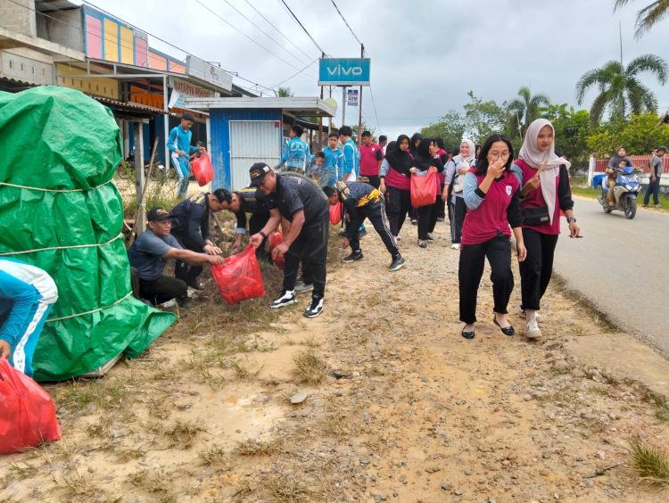 Ciptakan Lingkungan Bersih Dari Sampah” Koramil Silat Hilir Bersama Stakeholder Kecamatan Silat Hilir Laksanakan Pembersihan Sampah Di Sekitaran Desa Miau Merah
