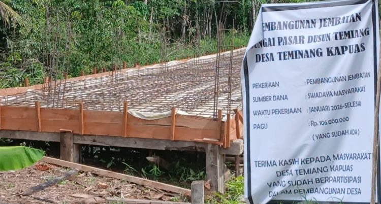 Pembangunan Jembatan di Desa Temiang Kapuas Sepauk Murni Partisipasi Swadaya Masyarakat dan Pihak Perusahaan