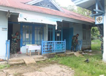 Anggota Kodim 1206/Putussibau Gotong Royong Bersihkan Kantor Puskesmas Lama yang Sudah Tidak Beroperasi