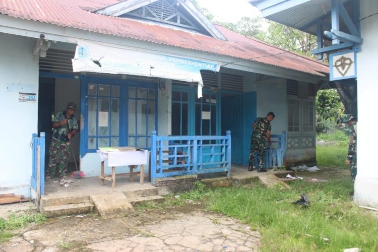 Anggota Kodim 1206/Putussibau Gotong Royong Bersihkan Kantor Puskesmas Lama yang Sudah Tidak Beroperasi