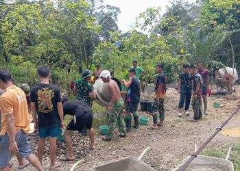 RANTAI GOTONG ROYONG SATGAS JEMBATAN KODIM 1206/PSB BERSAMA MASYARAKAT DESA NANGA SEBINTANG KALIS