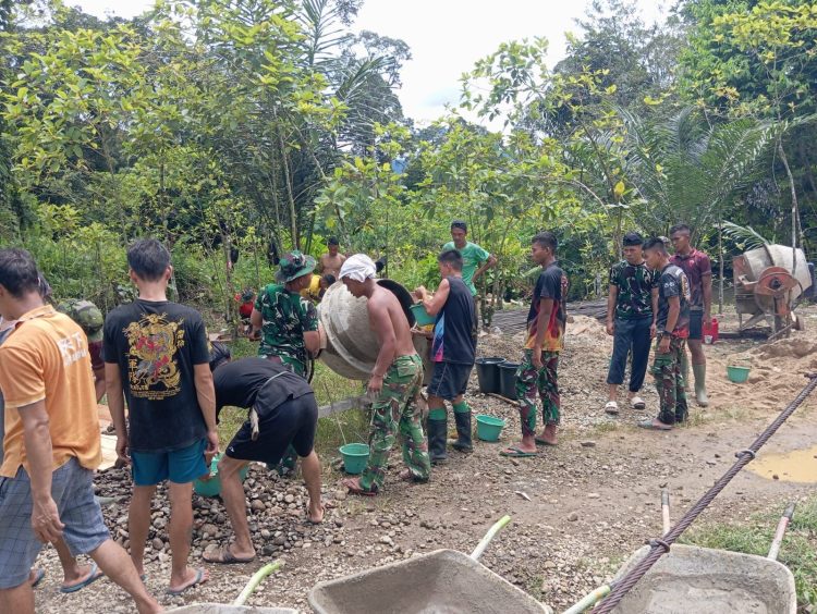 RANTAI GOTONG ROYONG SATGAS JEMBATAN KODIM 1206/PSB BERSAMA MASYARAKAT DESA NANGA SEBINTANG KALIS