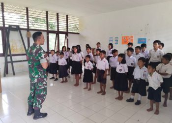 Dalam Membentuk Karakter Disiplin Dan Semangat Kebersamaan” Babinsa Embaloh Hulu Bina Wawasan Kebangsaan dan Latih PBB di SMPN 1 Embaloh Hulu