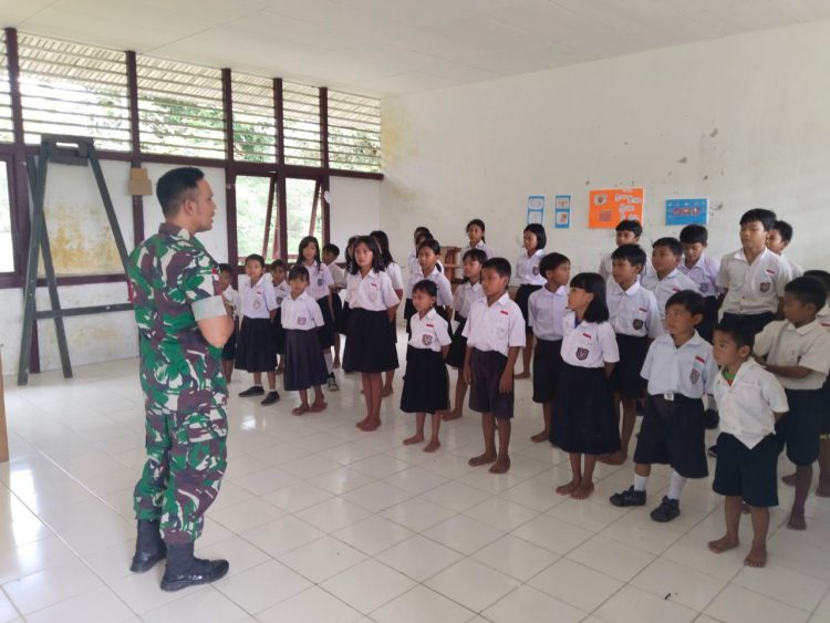 Dalam Membentuk Karakter Disiplin Dan Semangat Kebersamaan” Babinsa Embaloh Hulu Bina Wawasan Kebangsaan dan Latih PBB di SMPN 1 Embaloh Hulu