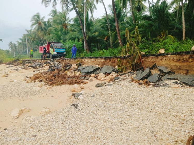Ruas Jalan Provinsi di Tepa Terancam Putus Diterjang Gelombang Laut, Kades Yaltubung Minta Perhatian PU Provinsi Maluku