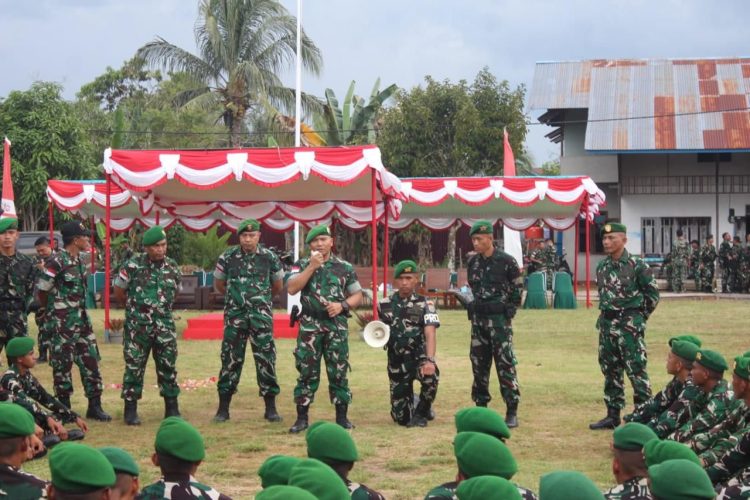 Dandim 1206/Putussibau Berikan Arahan kepada Personel Yonif TP 927/Uncak Kapuas Usai Upacara Penyambutan