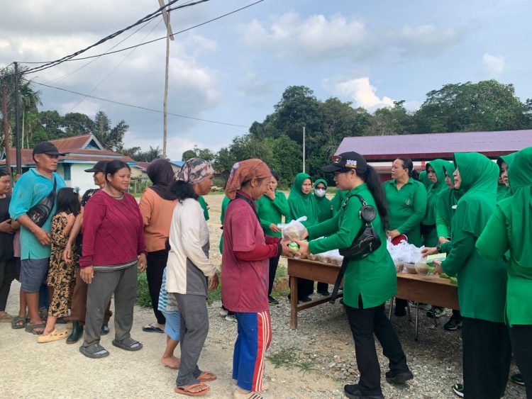Ramadhan Penuh Berkah, Kodim 1206/Putussibau Turun ke Jalan Berbagi Takjil