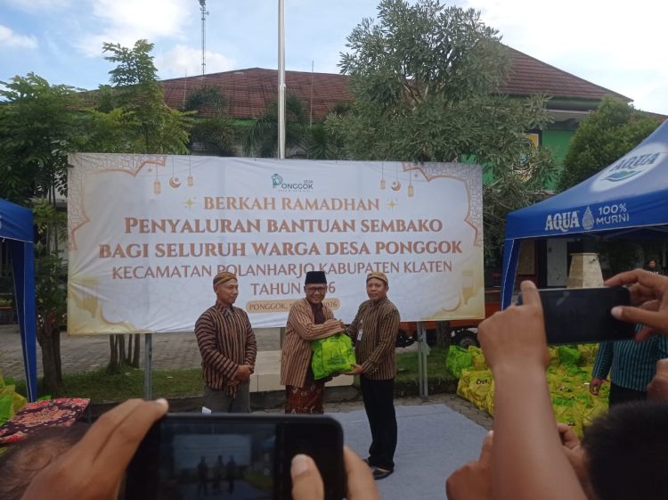 Desa Ponggok Salurkan 700 Paket Sembako dengan Pendekatan Berkelanjutan