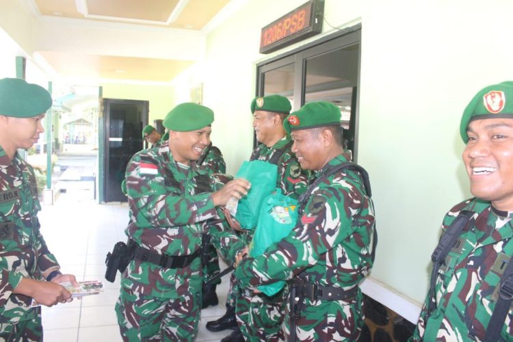 Jelang Lebaran, Dandim 1206/Putussibau Bagikan Bingkisan THR Kepada Seluruh Anggota dan Jajarannya