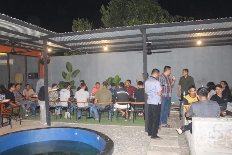 Dandim 1206/Putussibau Buka Puasa Bersama dan Berikan Bingkisan Lebaran Kepada Awak Media Kapuas Hulu