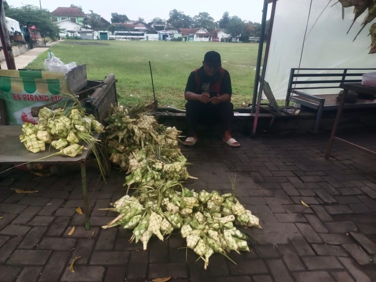 Pedagang Pasar Mengeluh Sepinya Penjualan Selongsong Ketupat Lebaran