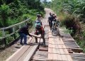 Antisipasi Jembatan Rusak, Pj. Danramil 1206-17/Silat Hulu Bersama Aparat Desa Turun Langsung Laksanakan Pengecekan Jembatan Darurat