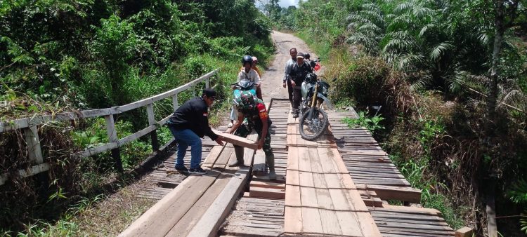 Antisipasi Jembatan Rusak, Pj. Danramil 1206-17/Silat Hulu Bersama Aparat Desa Turun Langsung Laksanakan Pengecekan Jembatan Darurat