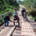 Antisipasi Jembatan Rusak, Pj. Danramil 1206-17/Silat Hulu Bersama Aparat Desa Turun Langsung Laksanakan Pengecekan Jembatan Darurat