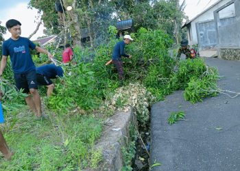 Gotong Royong Buka Lahan Lapangan Volly, Babinsa Putussibau Utara Bersama Warga Pererat Kebersamaan