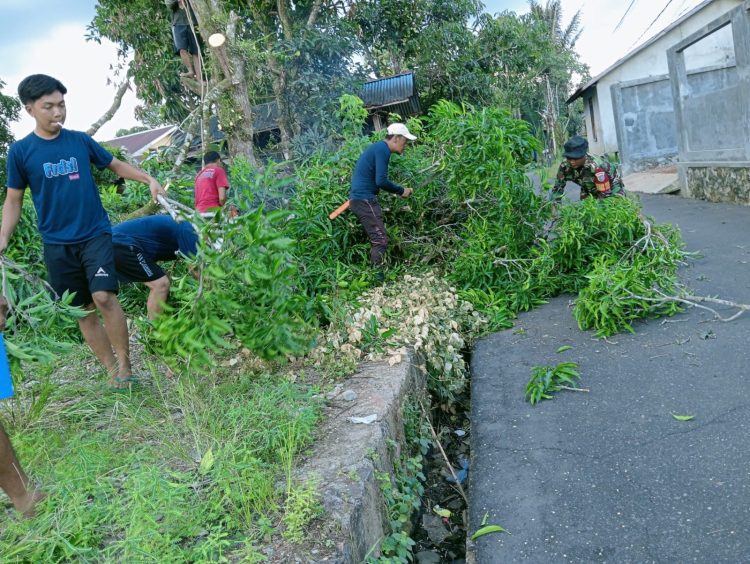 Gotong Royong Buka Lahan Lapangan Volly, Babinsa Putussibau Utara Bersama Warga Pererat Kebersamaan