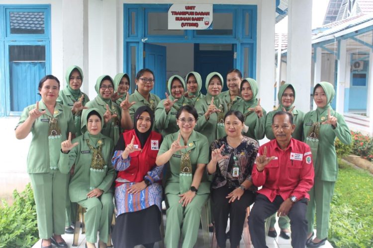 Dalam Rangka Memperingati HUT Ke-62 Dharma Pertiwi, Persit KCK Cabang L Kodim 1206/Putussibau Gelar Giat Baksos Donor Darah