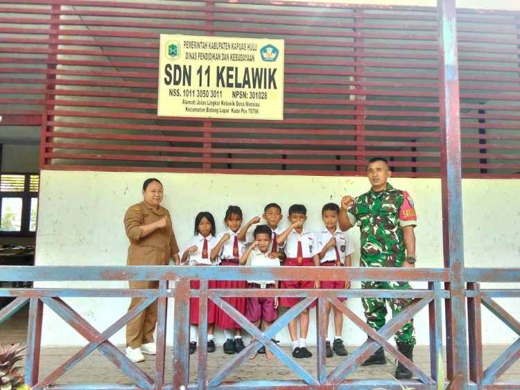Guna Terwujudnya Generasi Bangsa yang Cerdas di Wilayah Perbatasan, Babinsa Batang Lupar Berikan Motivasi kepada Guru dan Siswa SDN 11 Kelawik