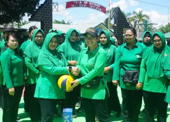 Dukung Kebugaran Anggota, Ketua Persit KCK Cabang L Kodim 1206/Psb Serahkan Sarana Olahraga