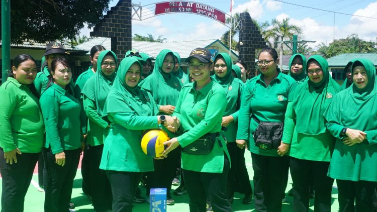 Dukung Kebugaran Anggota, Ketua Persit KCK Cabang L Kodim 1206/Psb Serahkan Sarana Olahraga