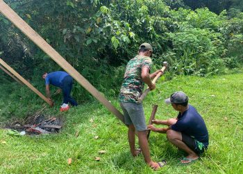 Kepedulian Babinsa Embaloh Hulu, Bantu Warga Gotong Royong Perbaiki Jembatan Surau Desa Ulak Pauk