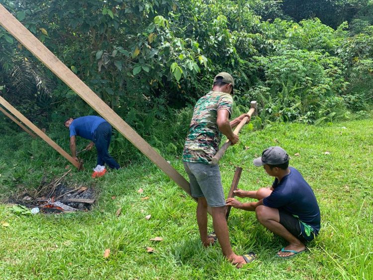Kepedulian Babinsa Embaloh Hulu, Bantu Warga Gotong Royong Perbaiki Jembatan Surau Desa Ulak Pauk