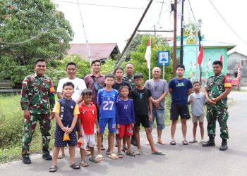 Kampung Merah Putih, Anggota Kodim 1206/Putussibau Bersama Masyarakat Hilir Kantor Gotong Royong Pasang 200 Bendera Merah Putih