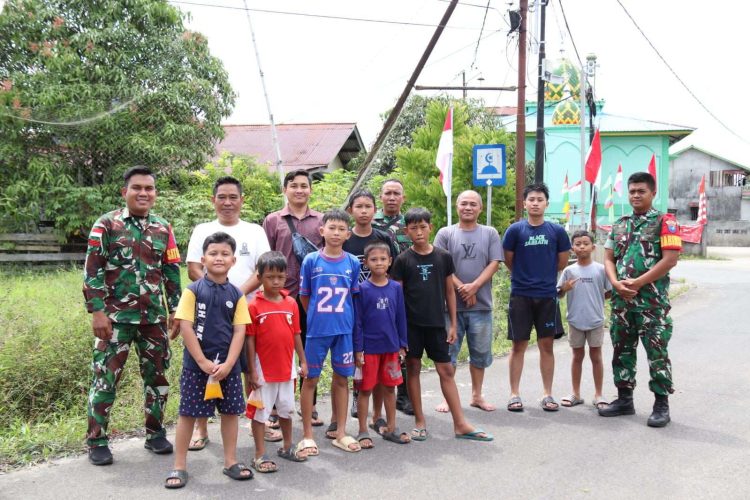 Kampung Merah Putih, Anggota Kodim 1206/Putussibau Bersama Masyarakat Hilir Kantor Gotong Royong Pasang 200 Bendera Merah Putih