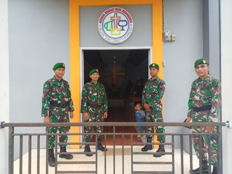 Dalam Menjaga Kualitas Hasil Panen, Babinsa Koramil Batang Lupar Bantu Warga Binaannya Jemur Padi