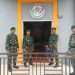 Dalam Menjaga Kualitas Hasil Panen, Babinsa Koramil Batang Lupar Bantu Warga Binaannya Jemur Padi