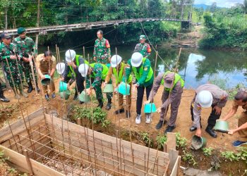 NEGARA HADIR UNTUK RAKYAT, Dandim 1206/Psb Bersama Forkopimda Melaksanakan Prosesi Ground Breaking Jembatan Perintis Garuda di Desa Sebintan