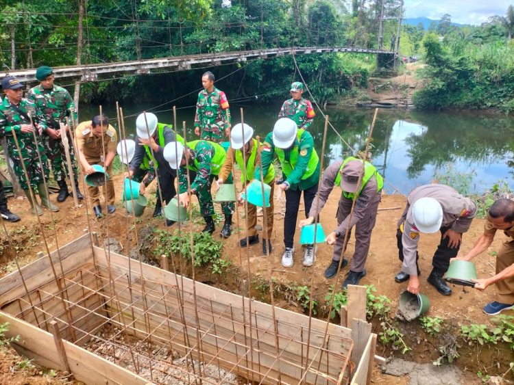NEGARA HADIR UNTUK RAKYAT, Dandim 1206/Psb Bersama Forkopimda Melaksanakan Prosesi Ground Breaking Jembatan Perintis Garuda di Desa Sebintan
