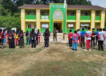 Pj. Danramil 1206-14/Hulu Gurung Berikan Arahan Kepada Pelajar MTs’N 04 Kapuas Hulu Tentang Pentingnya Kedisiplinan Dalam Mewujudkan Cita-cita