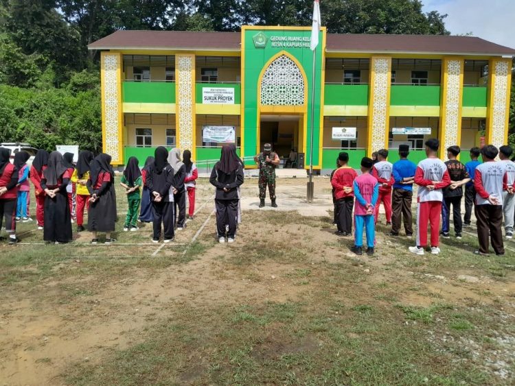Pj. Danramil 1206-14/Hulu Gurung Berikan Arahan Kepada Pelajar MTs’N 04 Kapuas Hulu Tentang Pentingnya Kedisiplinan Dalam Mewujudkan Cita-cita