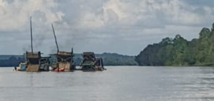 PETI di Sungai Kapuas Terkuak : Oknum DPRD Sekadau Inisial H Diduga Terlibat, Sikap Kapolres di Pertanyakan??