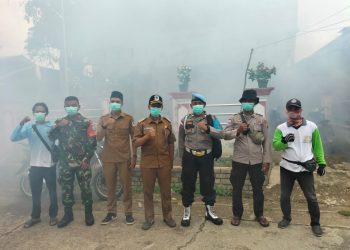 Waspada Demam Berdarah, Babinsa Embaloh Hilir Dampingi Kegiatan Fogging di Desa Binaan