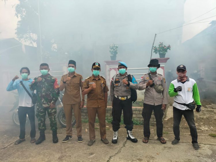 Waspada Demam Berdarah, Babinsa Embaloh Hilir Dampingi Kegiatan Fogging di Desa Binaan
