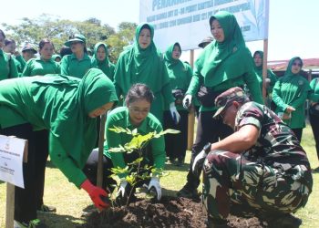 Persit KCK Cabang L Kodim 1206/Putussibau Gelar Penanaman Pohon Dalam Rangka HUT Ke-80