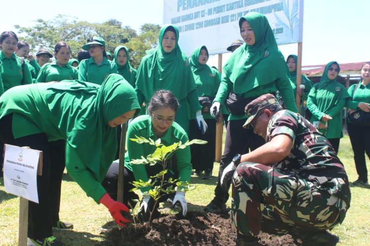 Persit KCK Cabang L Kodim 1206/Putussibau Gelar Penanaman Pohon Dalam Rangka HUT Ke-80