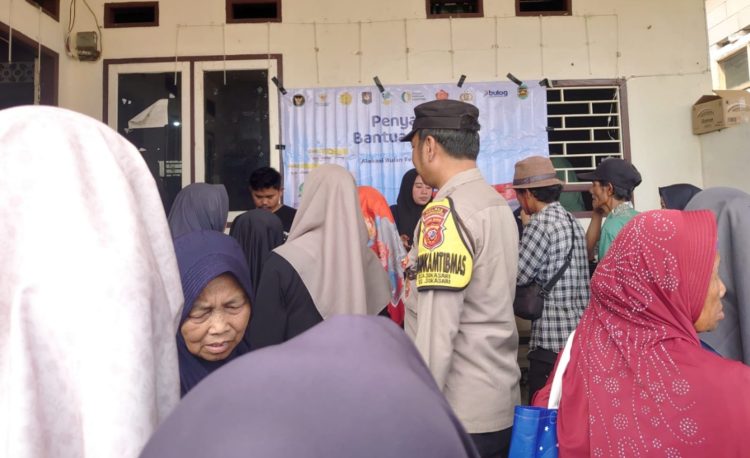 Kawal Bantuan Tepat Sasaran, Polres Purwakarta Pastikan 500 KPM di Sukasari Terlayani dengan Aman