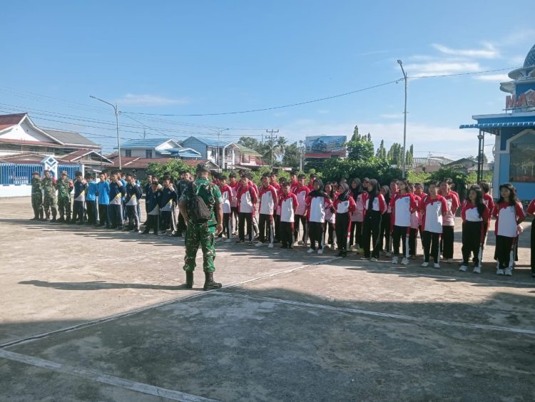 Pj. Danramil 1206-06/Putussibau Utara Pimpin Kegiatan Jum’at Asri di Kedamin Hilir