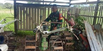 Babinsa Hulu Gurung Dampingi Poktan Pada Pemasangan Irigasi Pompaan Di Tiga Desa