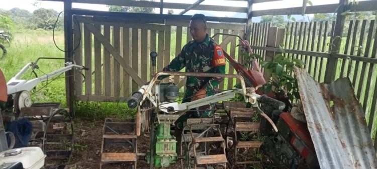 Babinsa Hulu Gurung Dampingi Poktan Pada Pemasangan Irigasi Pompaan Di Tiga Desa